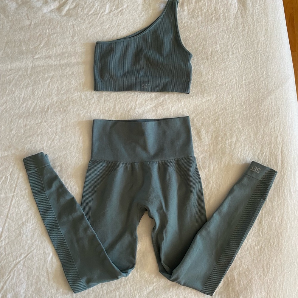 SETactive Blue/Teal colored matching workout set.